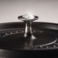 Staub Bouton, Argent
