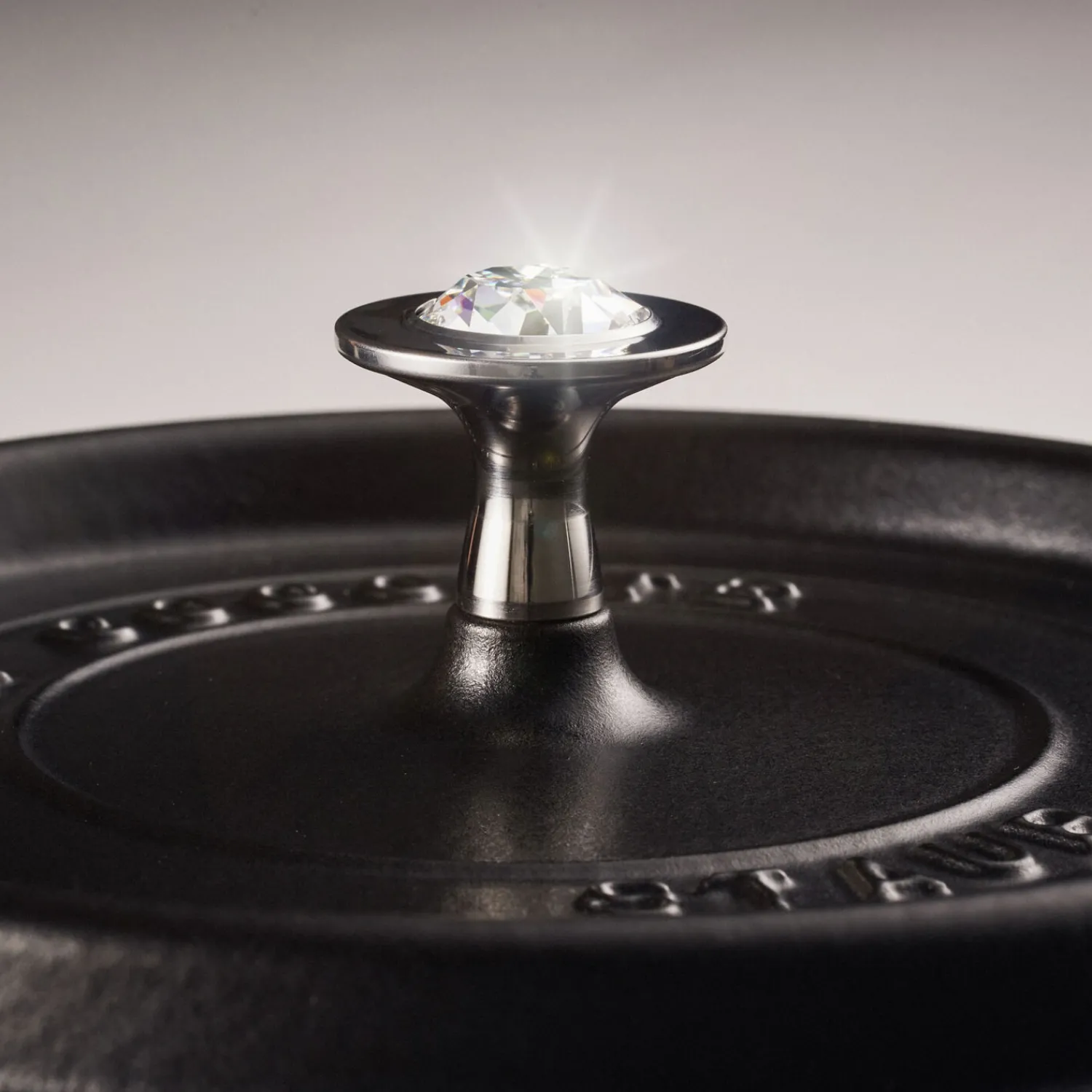 Staub Bouton, Argent