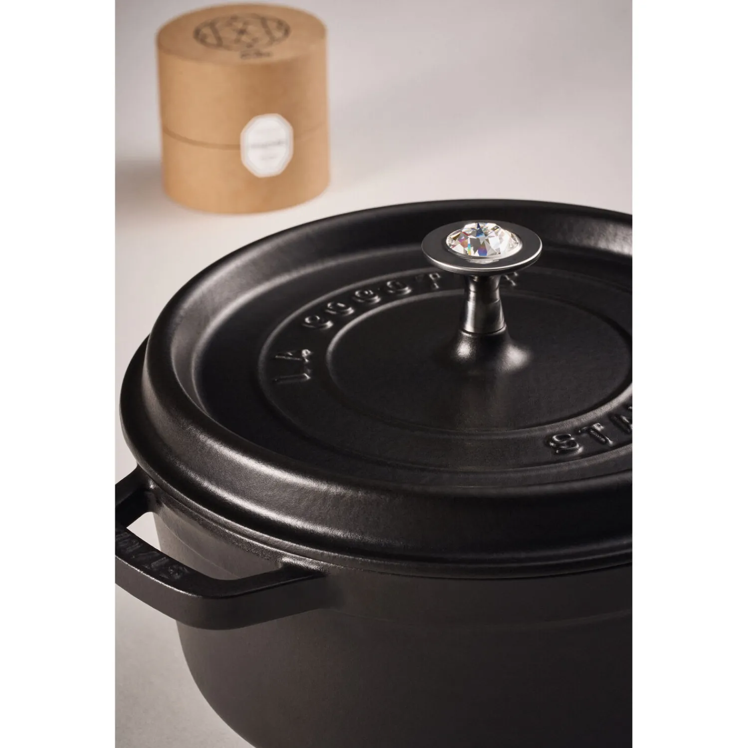 Staub Bouton, Argent
