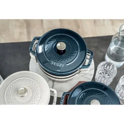 Staub Cocotte twister 24 cm, Rond(e), , Fonte La Mer Outlet