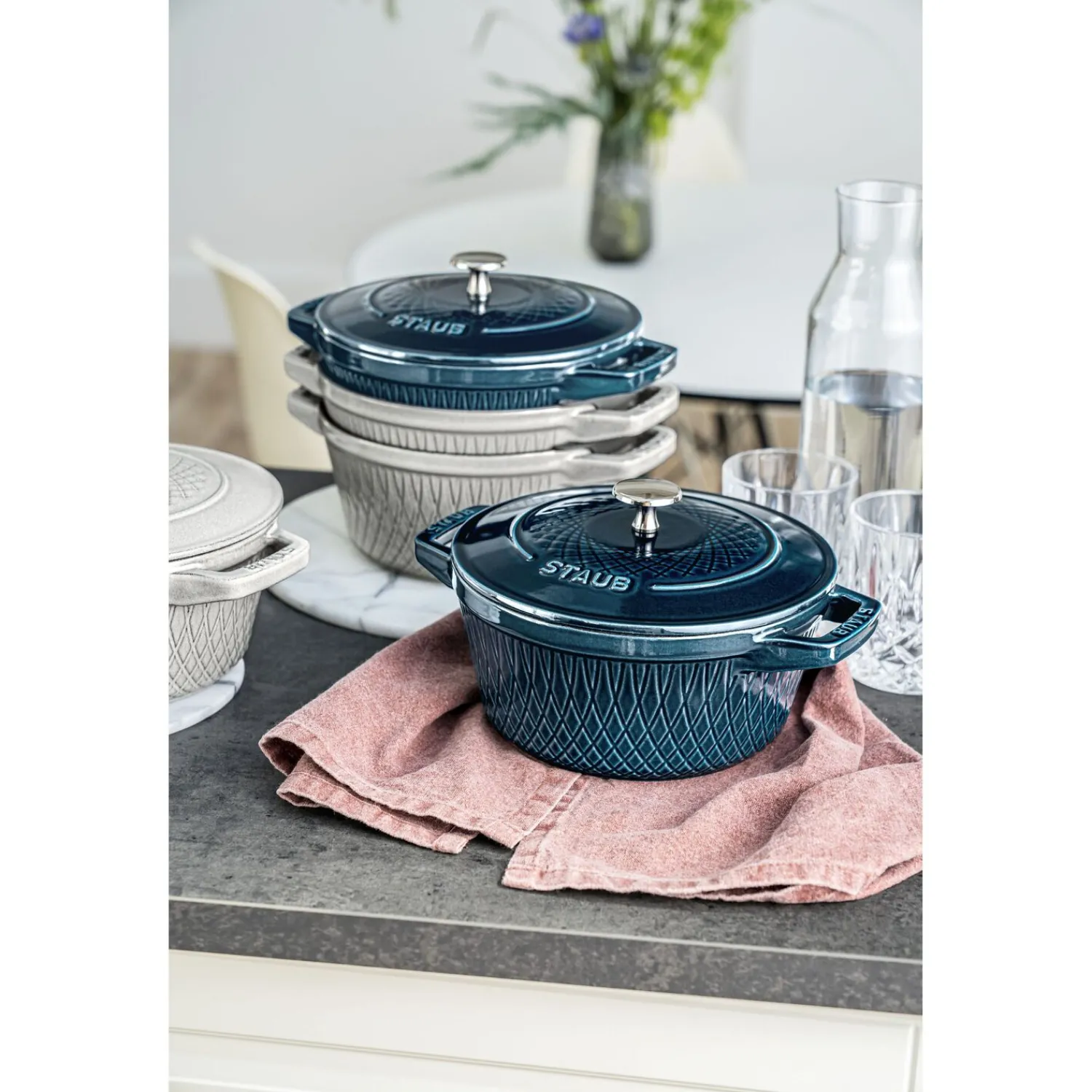 Staub Cocotte twister 24 cm, Rond(e), , Fonte La Mer Outlet