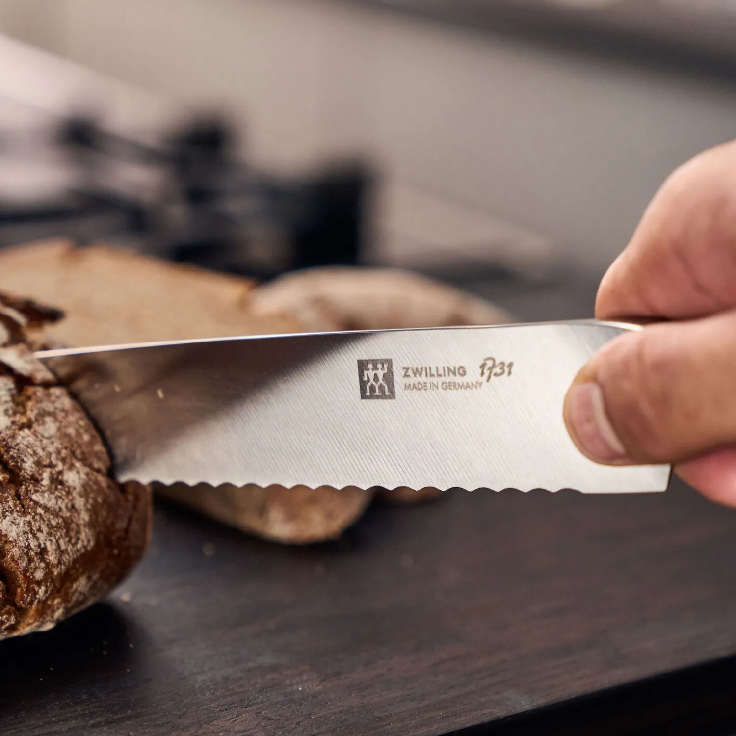 ZWILLING Couteau à pain 20 cm, Brun, tranchant dentelé Outlet