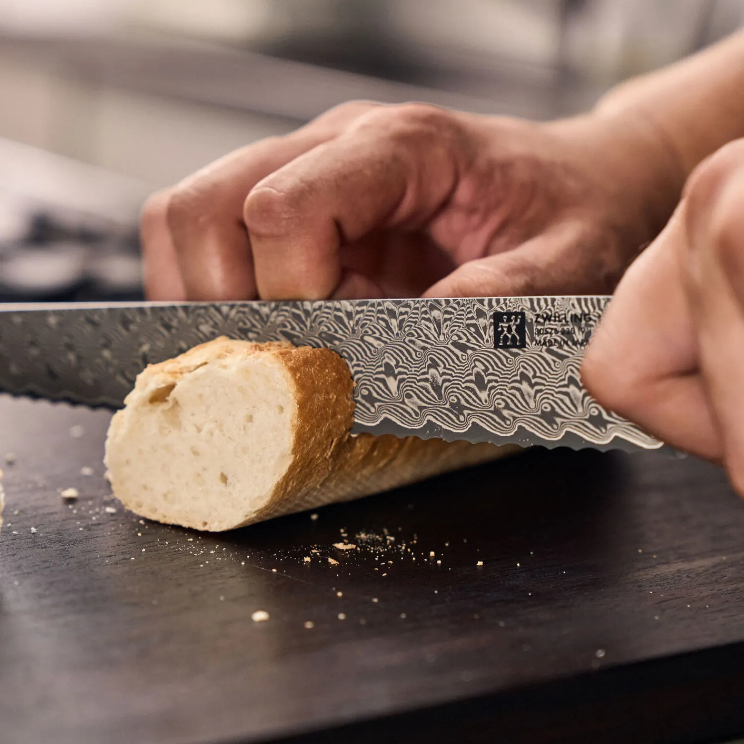 ZWILLING Couteau à pain 23 cm, Brun, tranchant dentelé New