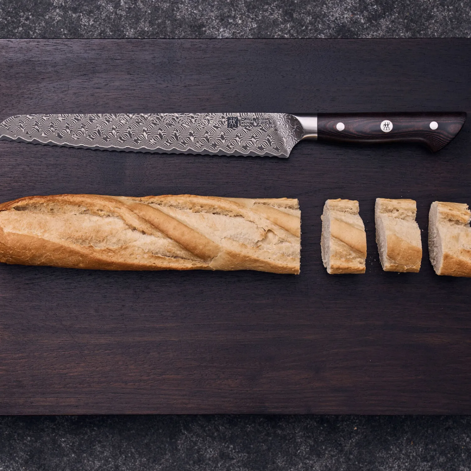 ZWILLING Couteau à pain 23 cm, Brun, tranchant dentelé New