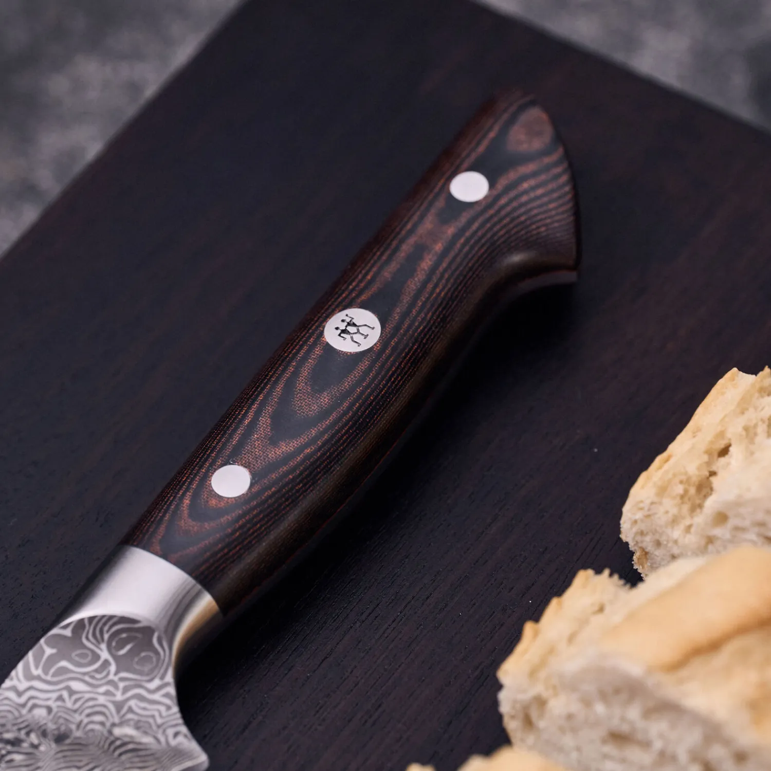 ZWILLING Couteau à pain 23 cm, Brun, tranchant dentelé New