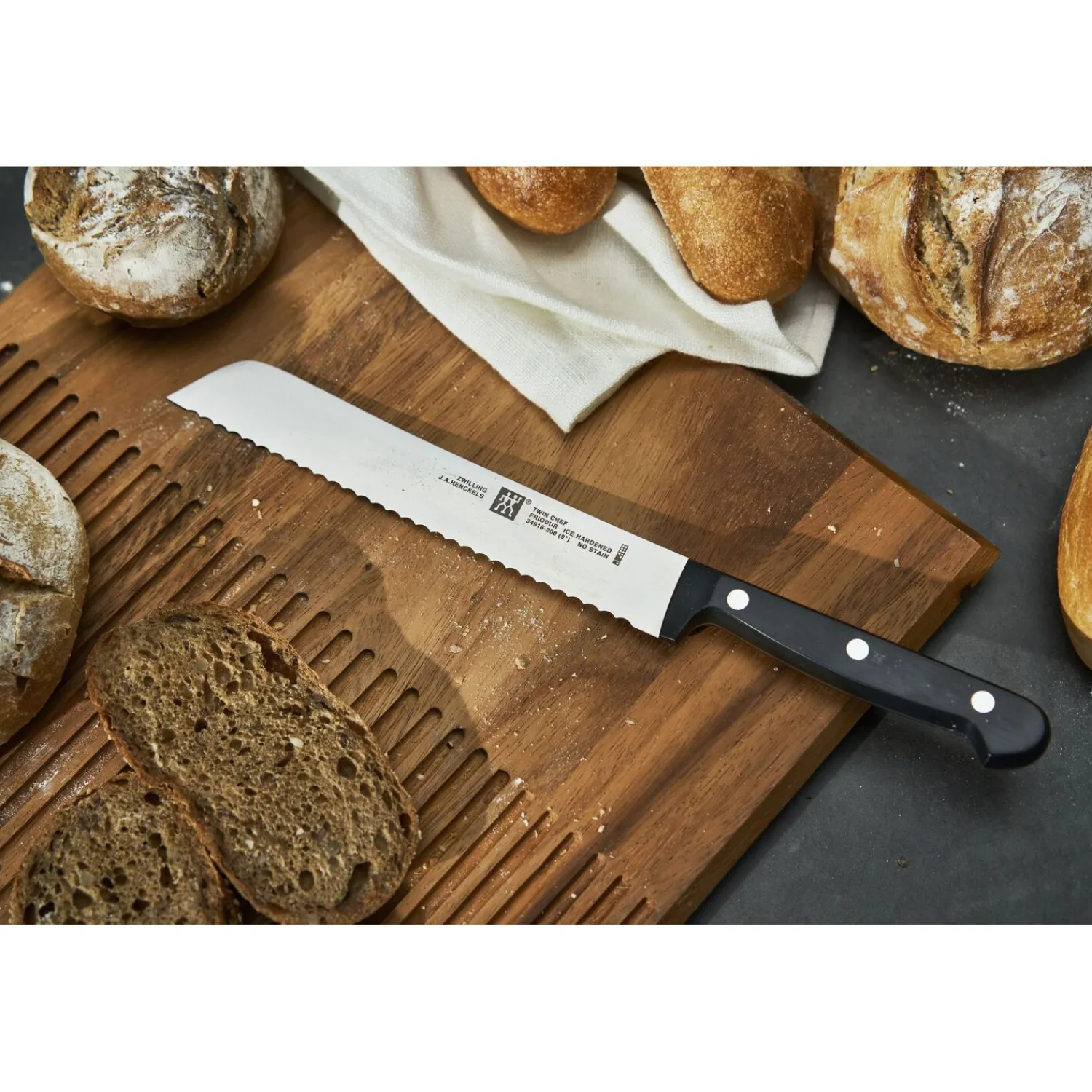 ZWILLING Couteau à pain 20 cm, tranchant dentelé