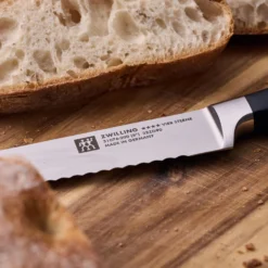 ZWILLING Couteau à pain 20 cm, tranchant dentelé Clearance