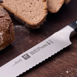 ZWILLING Couteau à pain 20 cm, tranchant dentelé Online
