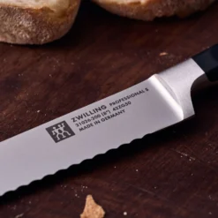 ZWILLING Couteau à pain 20 cm, tranchant dentelé Hot