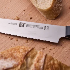 ZWILLING Couteau à pain 20 cm, tranchant dentelé Clearance
