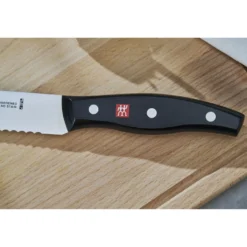 ZWILLING Couteau à pain 20 cm, tranchant dentelé New