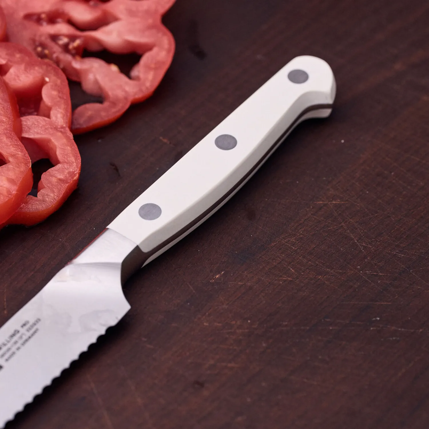 ZWILLING Couteau universel 13 cm, Blanc, tranchant dentelé Hot