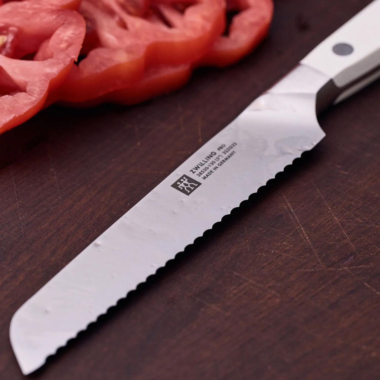 ZWILLING Couteau universel 13 cm, Blanc, tranchant dentelé Hot