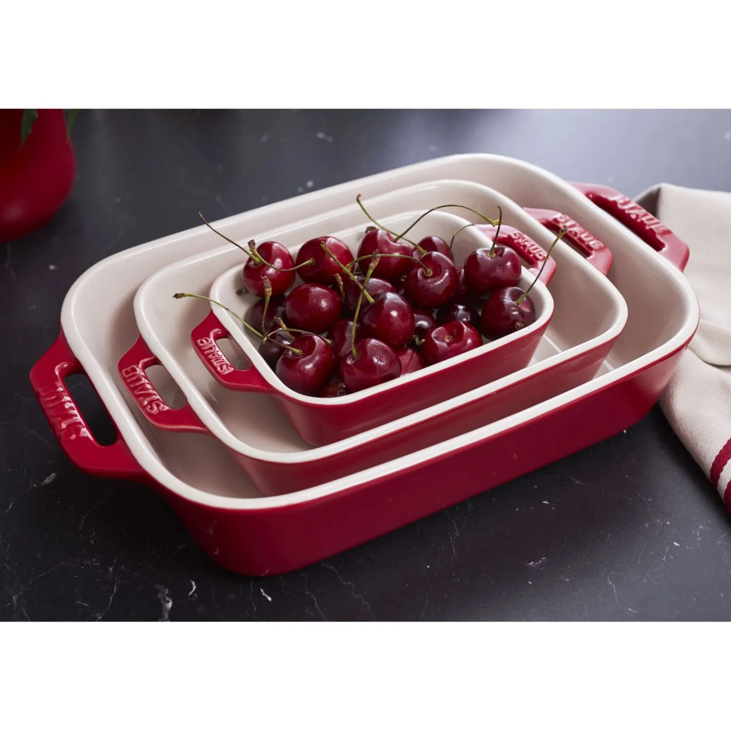 Staub Ensemble de plats à four avecgants de cuisine, 5-pcs. /S/M/L, cerise, Céramique / Coton Best