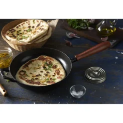 Staub Poêle avec poignée en bois 24 cm, Fonte, Noir mat Online