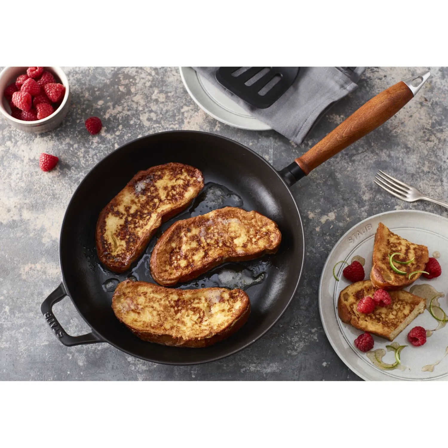 Staub Poêle avec poignée en bois 24 cm, Fonte, Noir mat Online