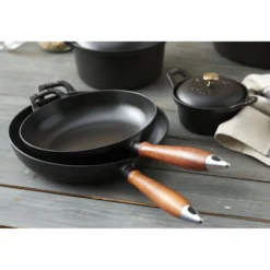Staub Poêle avec poignée en bois 24 cm, Fonte, Noir mat Online