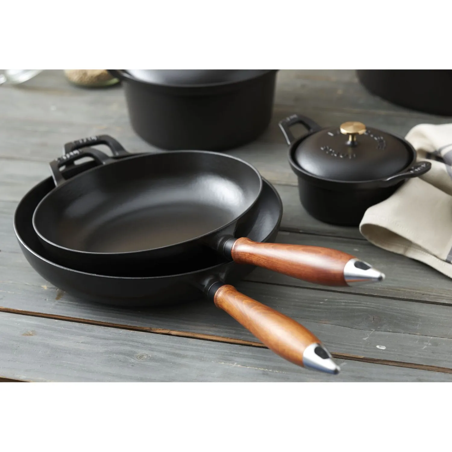 Staub Poêle avec poignée en bois 24 cm, Fonte, Noir mat Online
