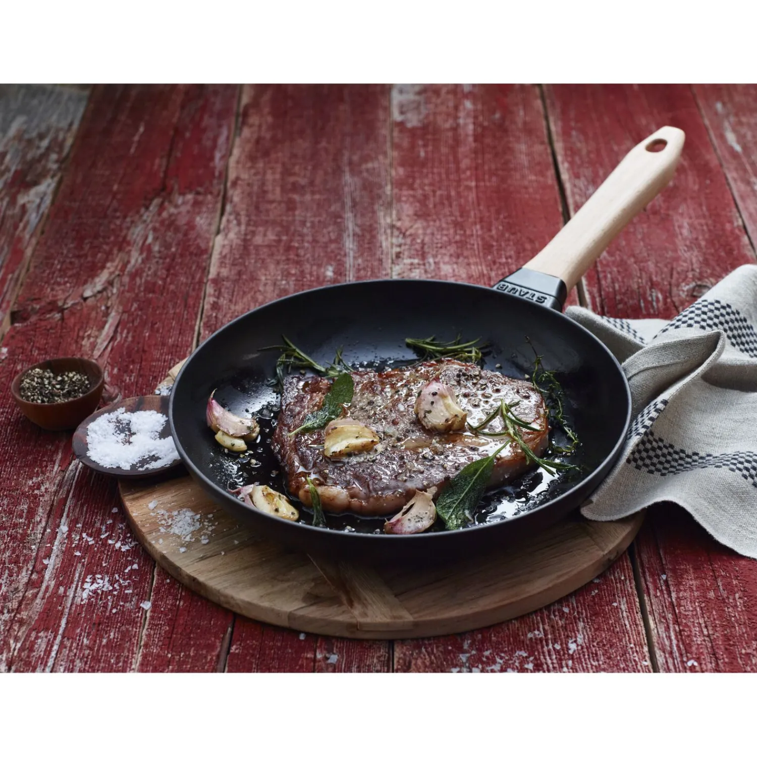 Staub Poêle avec poignée en bois 28 cm, Fonte, Noir mat Online
