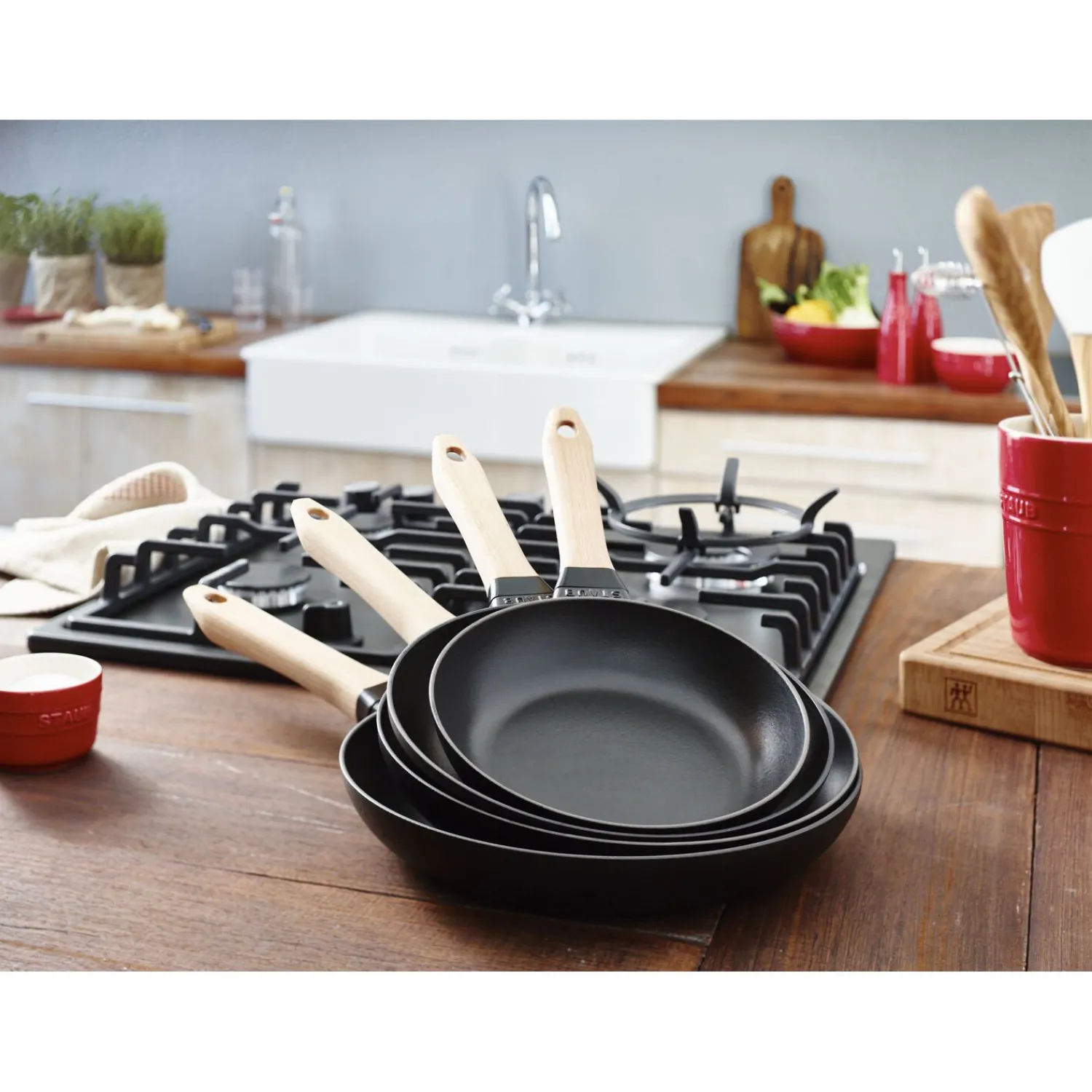 Staub Poêle avec poignée en bois 28 cm, Fonte, Noir mat Online