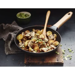 Staub Poêle avec poignée en bois 24 cm, Fonte, Noir mat Sale