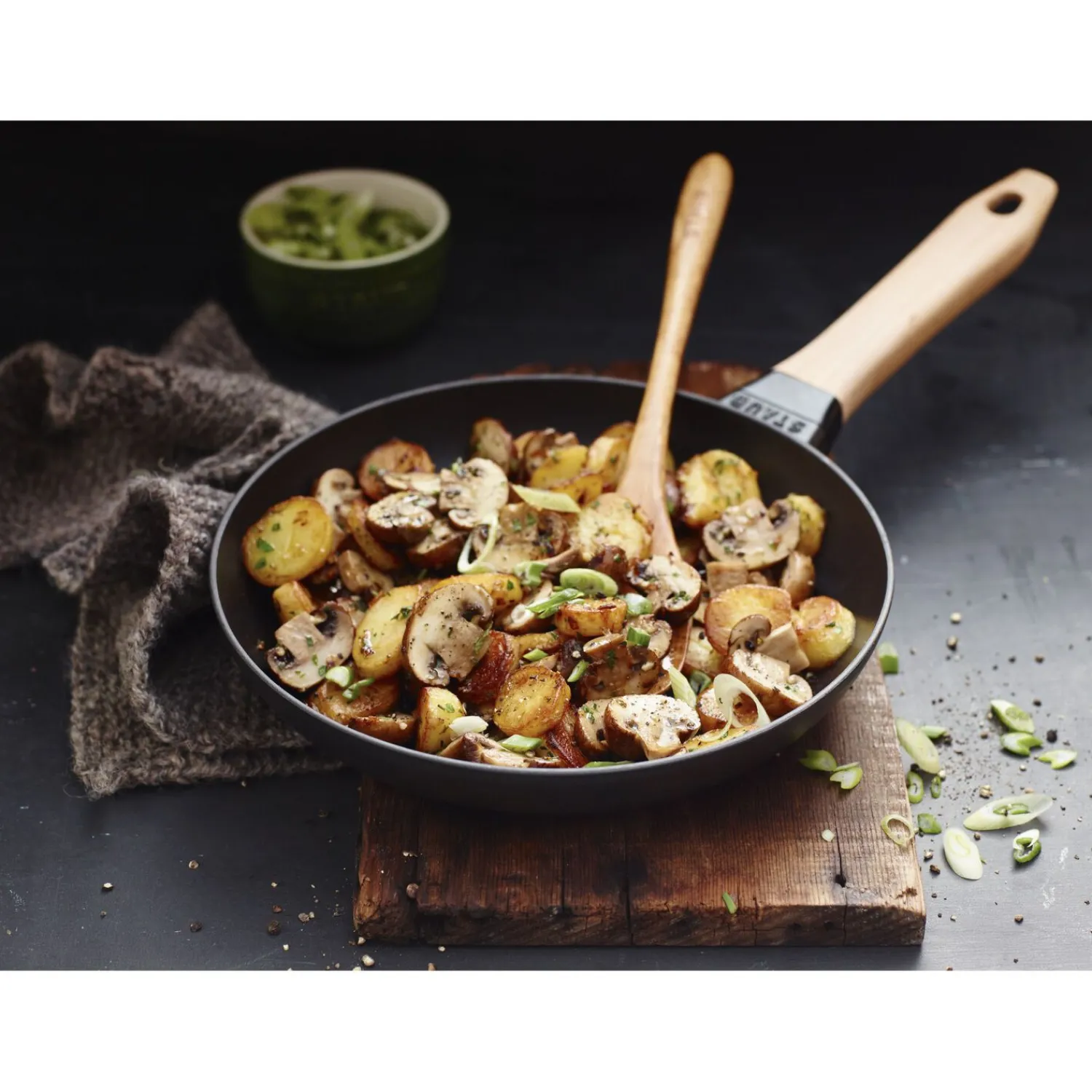 Staub Poêle avec poignée en bois 24 cm, Fonte, Noir mat Sale