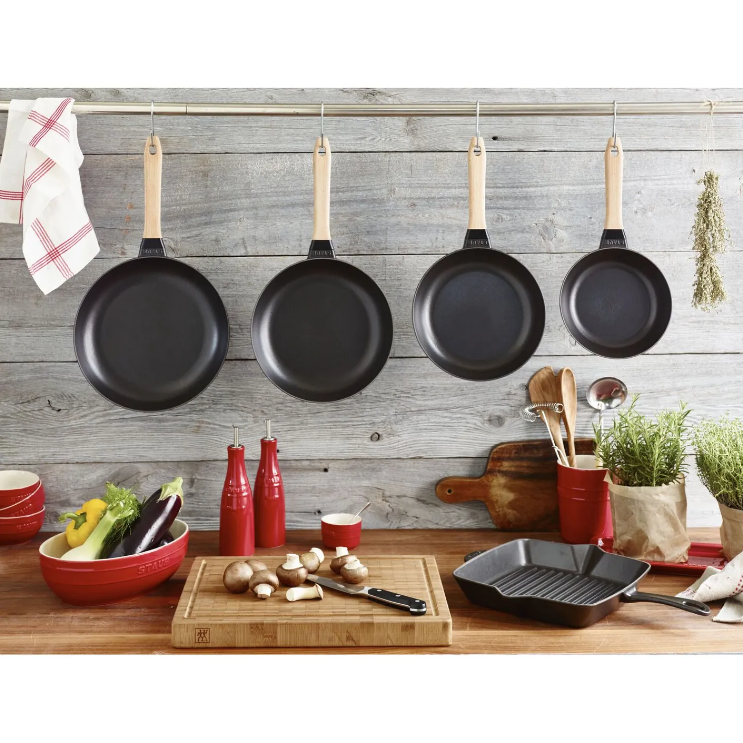 Staub Poêle avec poignée en bois 24 cm, Fonte, Noir mat Sale