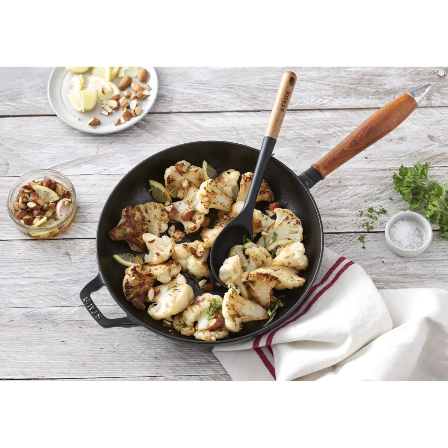 Staub Poêle avec poignée en bois 28 cm, Fonte, Noir mat Clearance