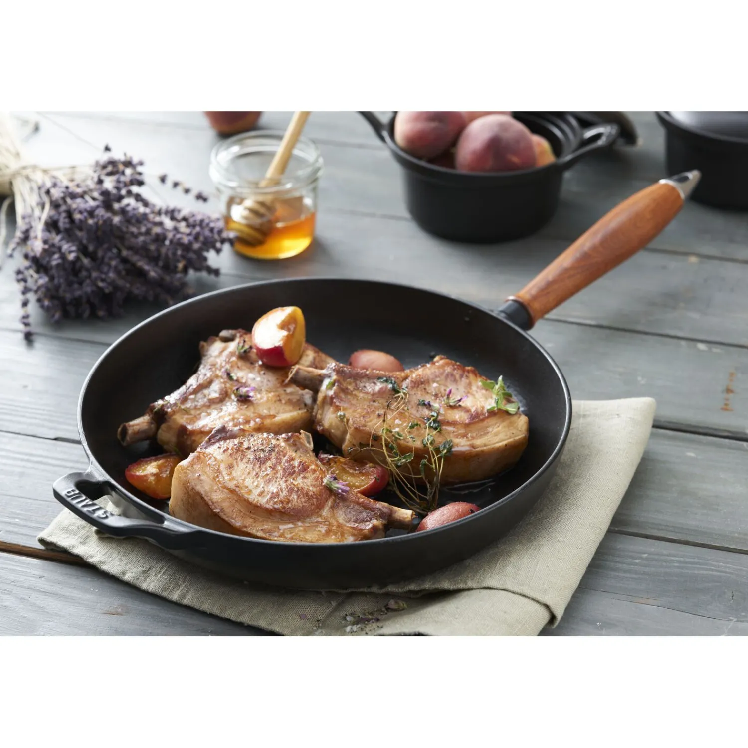 Staub Poêle avec poignée en bois 28 cm, Fonte, Noir mat Clearance