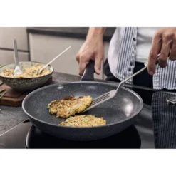 ZWILLING Poêle, 24 cm, Aluminium, Revêtement antiadhésif en céramique renforcée en titane Discount