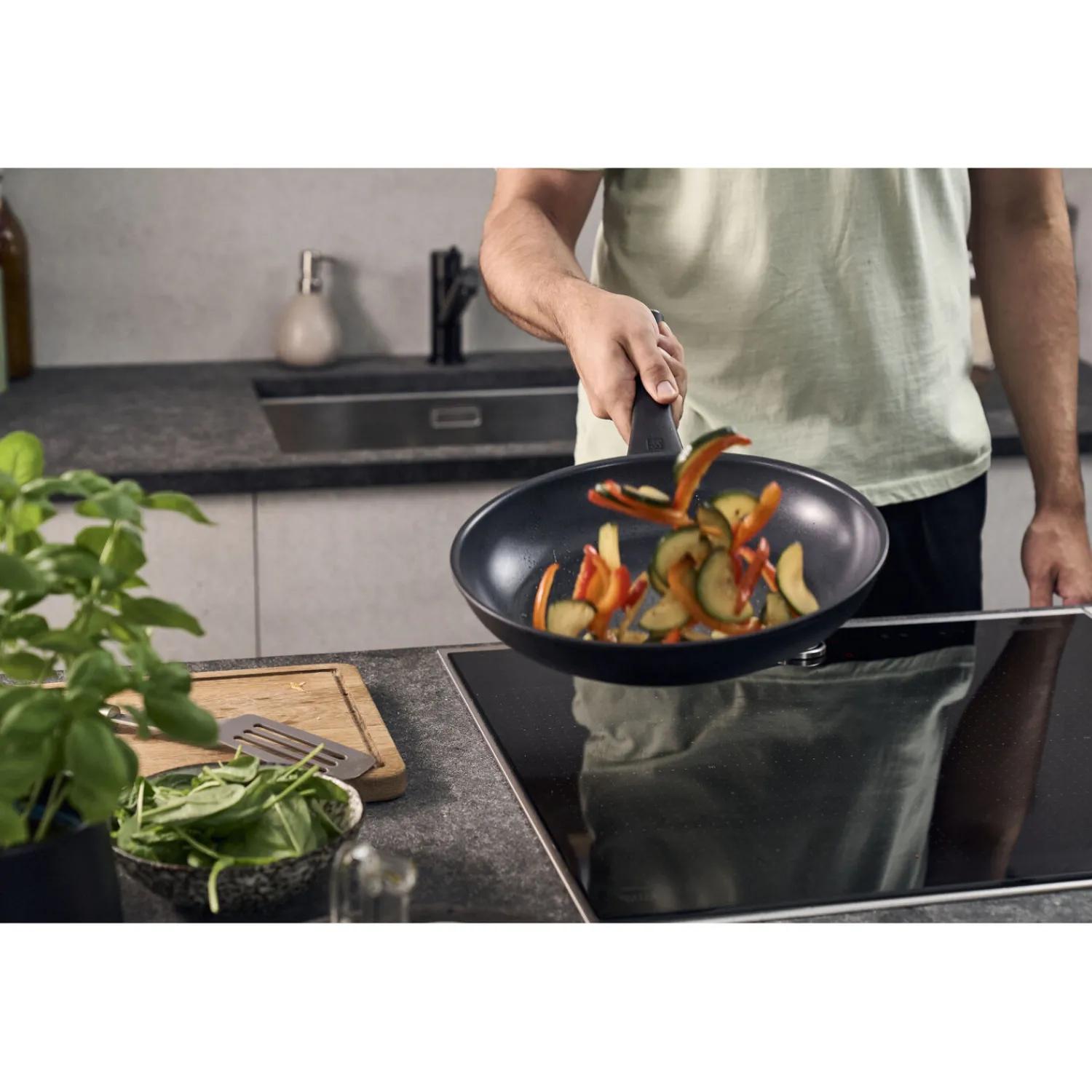 ZWILLING Poêle, 24 cm, Aluminium, Revêtement antiadhésif en céramique renforcée en titane Discount