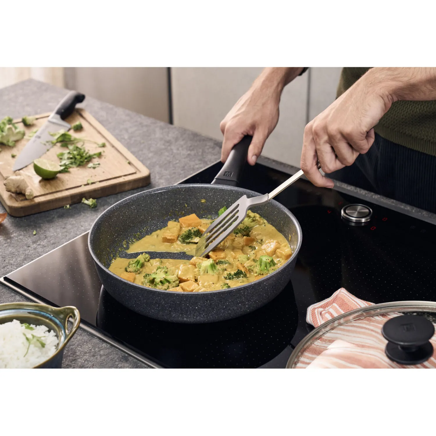 ZWILLING Sauteuse avec couvercle en verre, 28 cm, Aluminium, Revêtement antiadhésif en céramique renforcée en titane Discount
