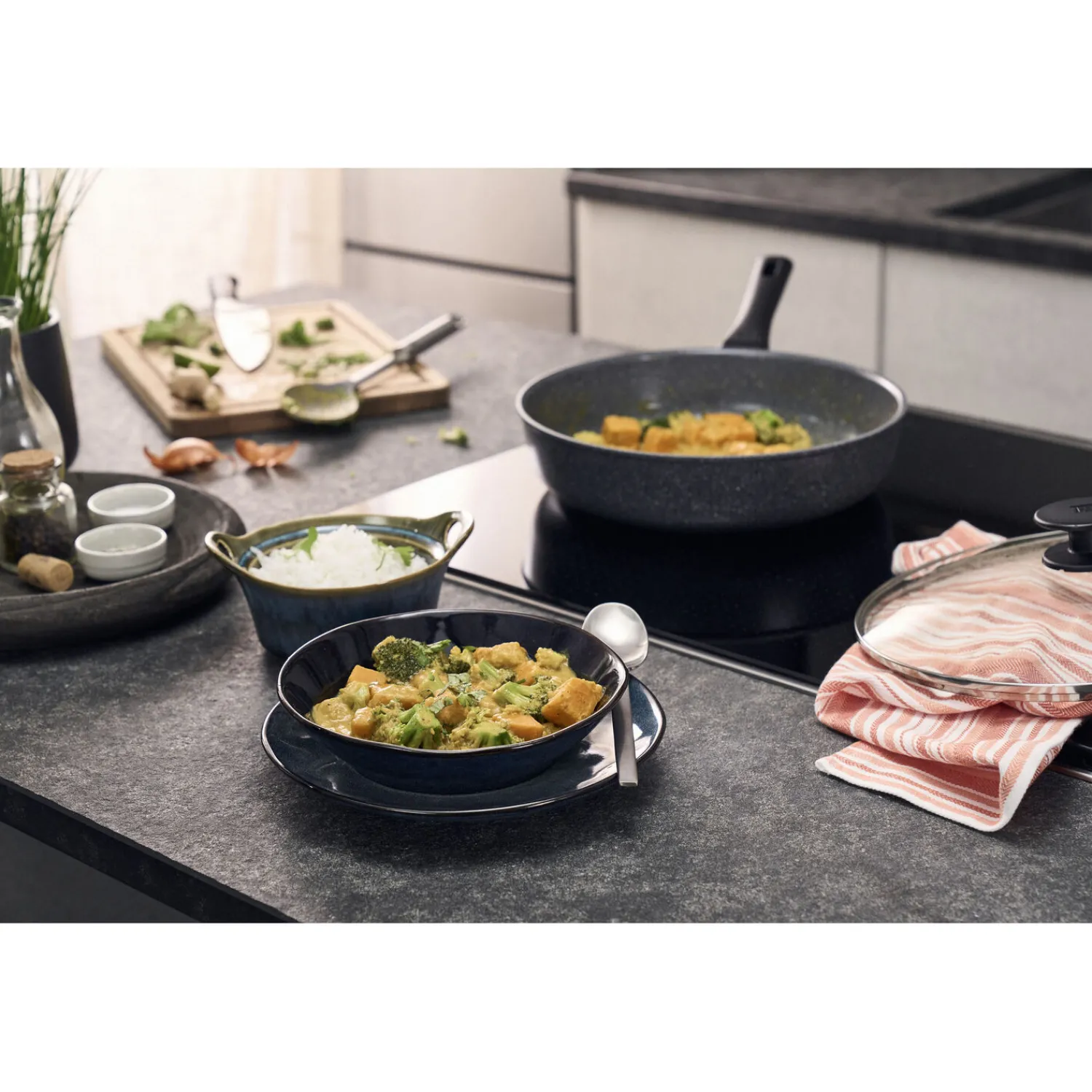 ZWILLING Sauteuse avec couvercle en verre, 28 cm, Aluminium, Revêtement antiadhésif en céramique renforcée en titane Discount