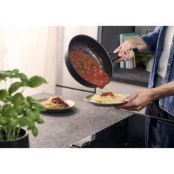 ZWILLING Sauteuse, 28 cm, Aluminium, Revêtement antiadhésif en céramique renforcée en titane Hot