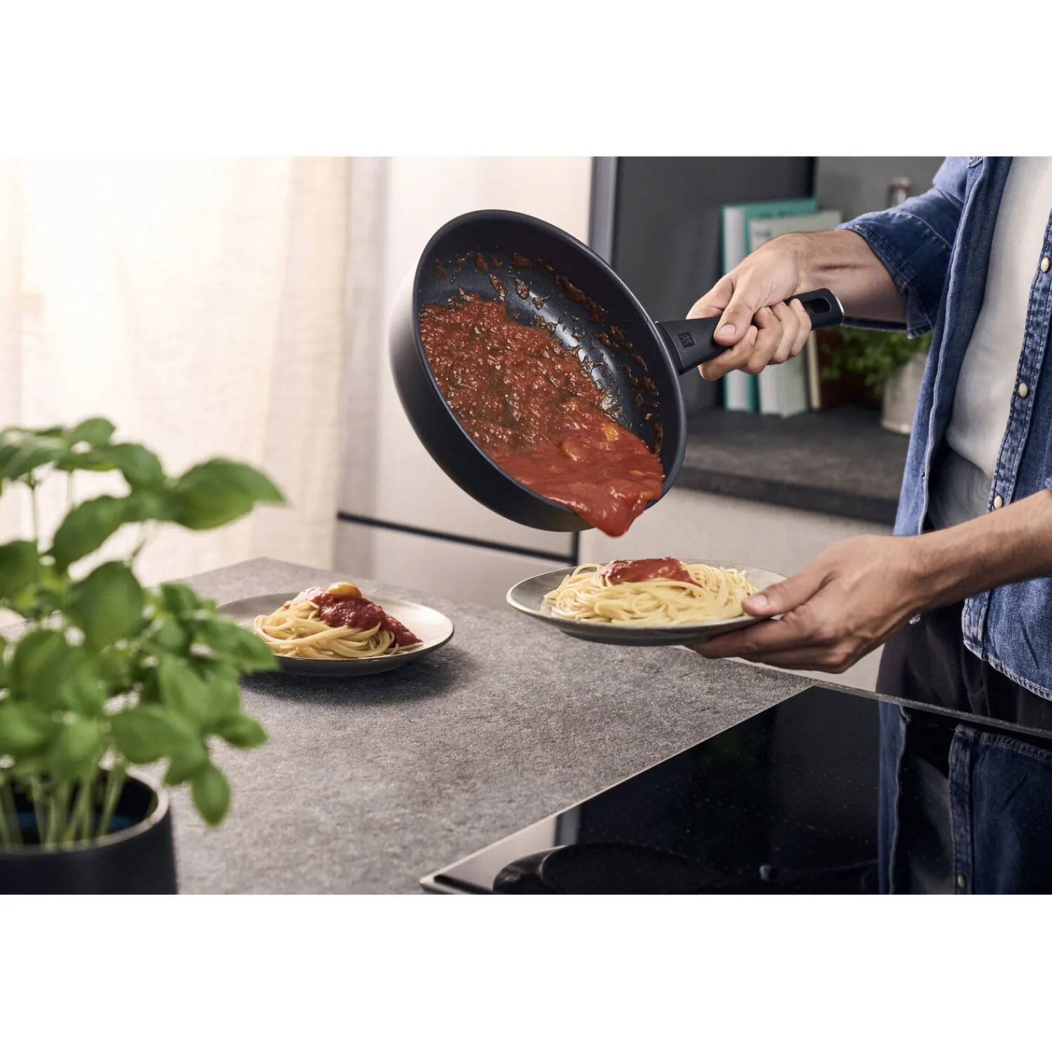 ZWILLING Sauteuse, 28 cm, Aluminium, Revêtement antiadhésif en céramique renforcée en titane Hot