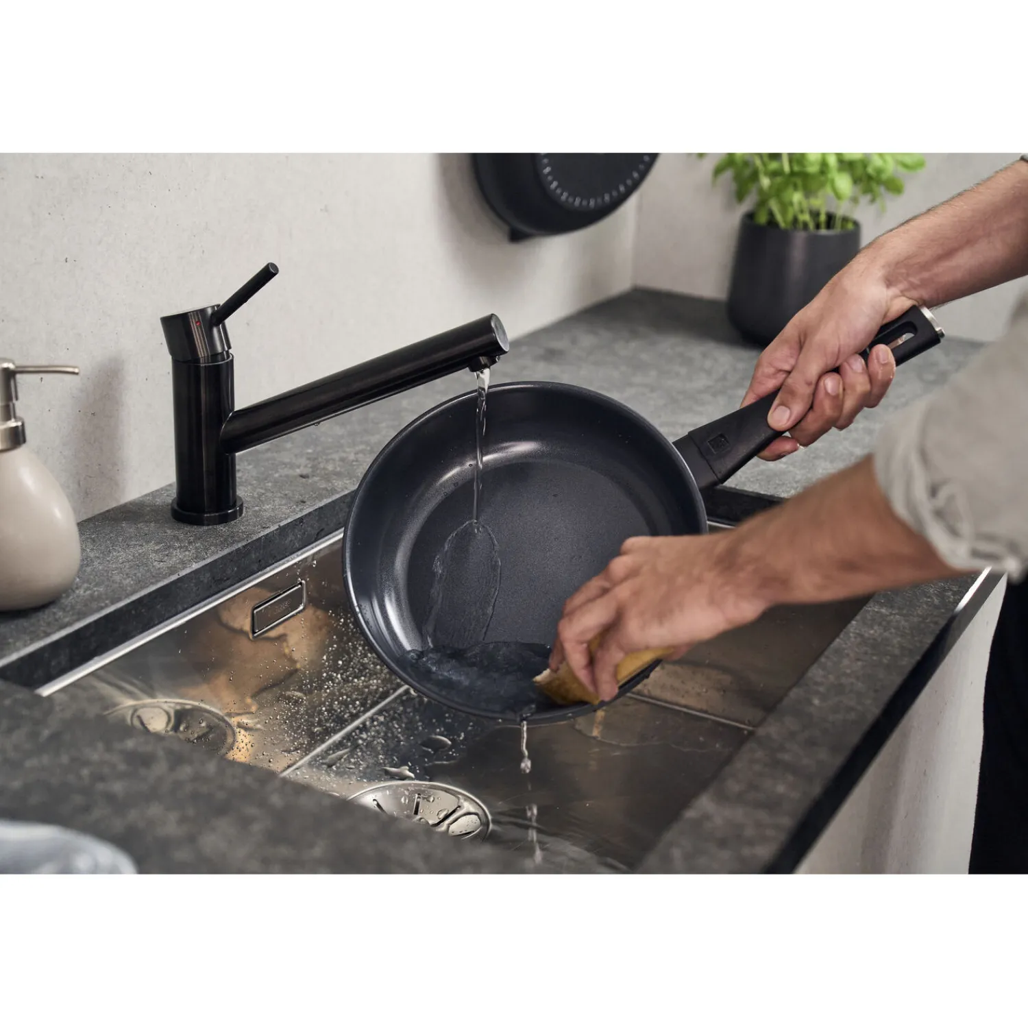 ZWILLING Sauteuse, 28 cm, Aluminium, Revêtement antiadhésif en céramique renforcée en titane Hot