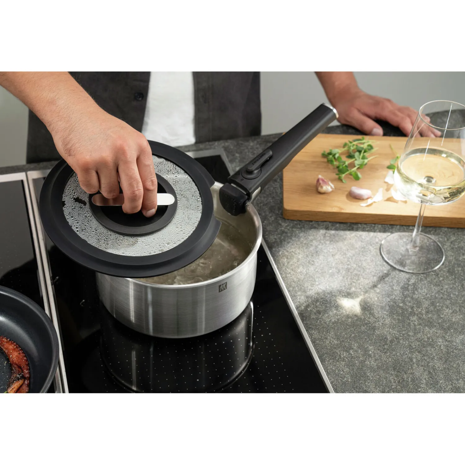 ZWILLING Set de démarrage avec poêles, casseroles, couvercles, poignées, pompe sous vide et accessoires, 15-pcs Best
