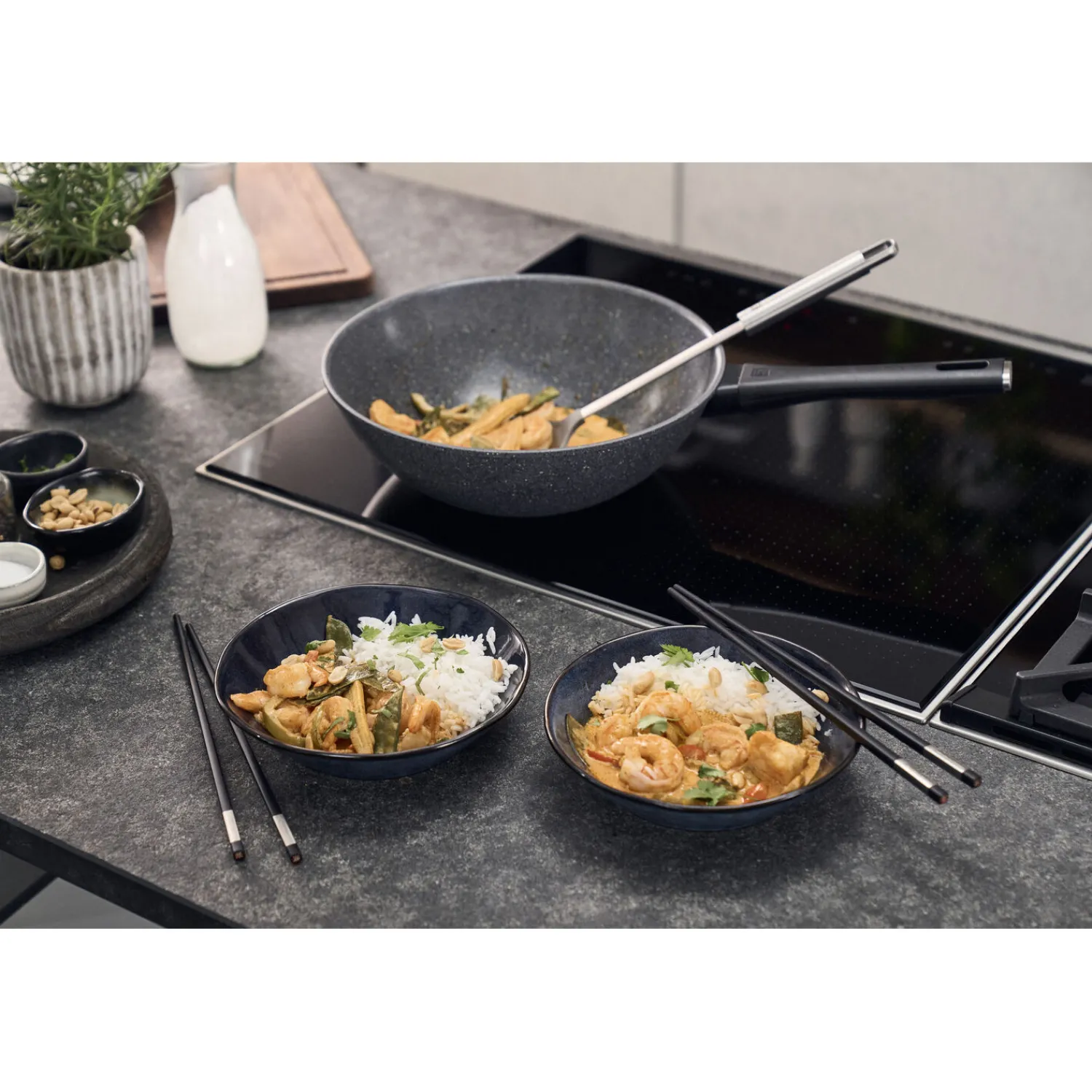 ZWILLING Wok, 28 cm, Aluminium, Revêtement antiadhésif en céramique renforcée en titane